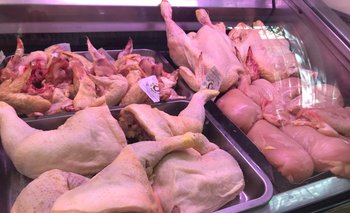 El precio del pollo entero bajó casi 5% el pasado mes. 