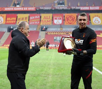 Fernando Muslera recibió una plaqueta de manos del técnico de Galatasaray, Fatih Terim, debido a que se transformó en el primer jugador extranjero en jugar 300 partidos en la Superliga turca