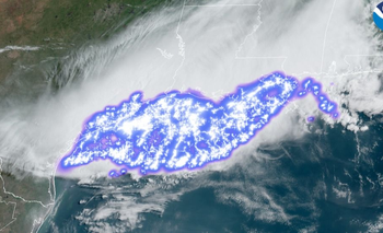 Imagen satelital del rayo de la Oficina Nacional de Administración Oceánica y Atmosférica de EEUU