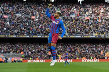 Ronald Araujo celebrando en el Camp Nou