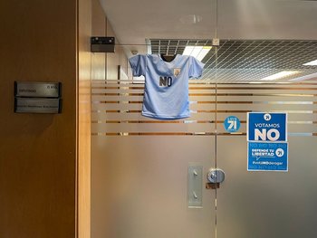 Camiseta de la selección uruguaya con la simbología de la campaña del No estampada en el pecho