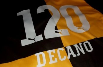 Así fue la camiseta que utilizaron los jugadores de Peñarol cuando se jugó un partido por los 120 años en 2011