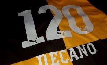 Así fue la camiseta que utilizaron los jugadores de Peñarol cuando se jugó un partido por los 120 años en 2011