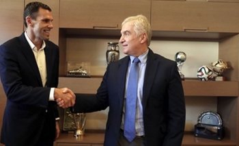 Gustavo Poyet saluda al presidente de la Federación Helénica de Fútbol luego de firmar su contrato