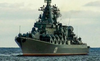 Un crucero ruso durante los ejercicios navales del Mar Negro en las afueras del puerto de Crimea de Sebastopol.