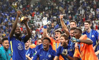 Lukaku con el trofeo en alto, festeja Chelsea