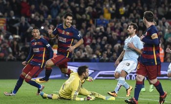 Luis Suárez celebra el gol tras el pase de penal de Lionel Messi y ganándole la pulseada a Neymar
