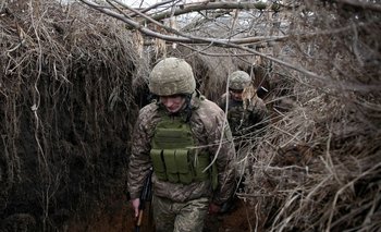 Militares ucranianos comienzan a ubicarse cerca de la frontera con Rusia