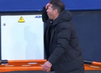 Diego Simeone no podía creer el golazo que había anotado Luis Suárez para Atlético de Madrid