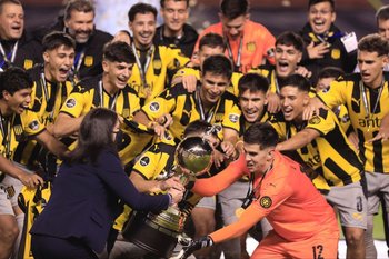 El plantel de Peñarol sub 20 celebrando el título de la Copa Libertadores en febrero pasado