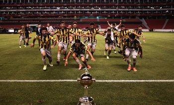 Los juveniles de Peñarol celebran la obtención de la Copa Libertadores sub 20 en Quito