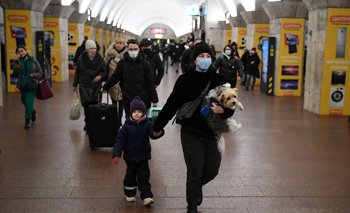 Ucranianos caminan en el metro de Kiev. Muchos tomaron sus valijas y pertenencias para abandonar la ciudad