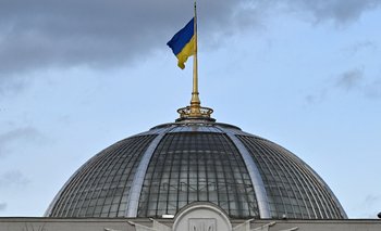 Bandera ucraniana en el Parlamento