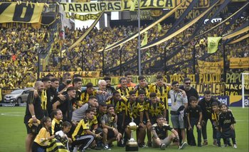 El plantel de Peñarol campeón sub 20 fue homenajeado por los aurinegros el domingo en el Estadio Campeón del Siglo previo al clásico