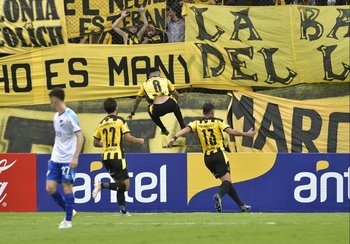 Pablo Ceppelini de Peñarol festeja el 1-0 ante Nacional