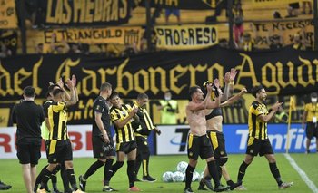 Peñarol celebra el triunfo en el CDS