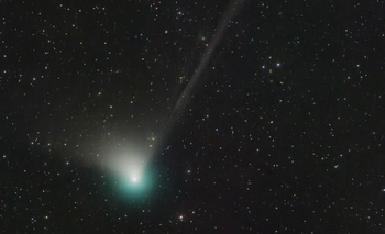 El cometa C/2022 E3 (ZTF) se ve verde a través de un telescopio.