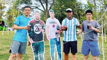 En el entrenamiento no pueden faltar las gigantografías de Messi y Suárez