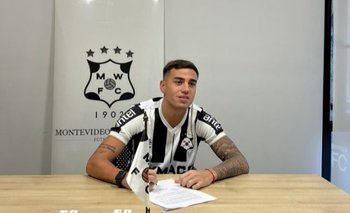 Matías Fonseca al firmar con Wanderers