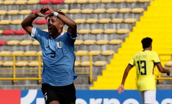 Fabricio Díaz celebra el transitorio 1-1 para Uruguay