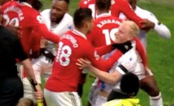 Casemiro atacó a un rival y fue expulsado del partido de Manchester United