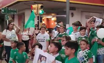 Los niños que se manifestaron junto a adultos en Paysandú por el doble crimen de Giuliana Lara y su pequeño hijo Mateo