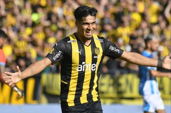 Matias Arezo celebra su gol ante Cerro