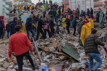 Rescatistas buscan sobrevivientes entre los escombros de los edificios colpasadose en la ciudad turca de Adana