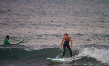 Lorena Ponce de León surfeando en La Aguada