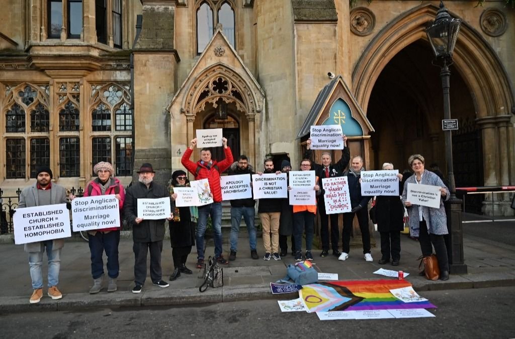 La Iglesia de Inglaterra aceptó bendecir a las parejas homosexuales, pero  no casarlas