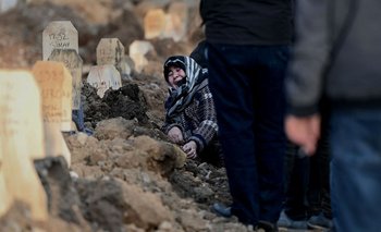 Una mujer llora sobre la tumba de sus seres queridos durante un funeral en la ciudad turca de Kahramanmaraş este viernes tras los terremotos del lunes