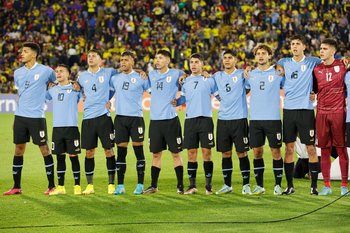 Los botijas de Uruguay emocionaron cantando el himno