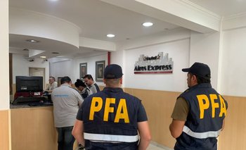Los policías argentinos en uno de los hoteles allanados