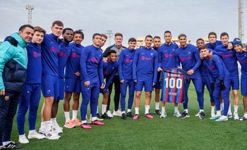 Ronald Araujo recibió de manos de Sergio Busquets y con la presencia de todo el plantel y del técnico Xavi Hernández, la camiseta por sus 100 partidos en Barcelona