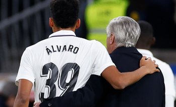 Álvaro Rodríguez se retiró del clásico de la capital abrazado por el técnico de Real Madrid, Carlo Ancelotti