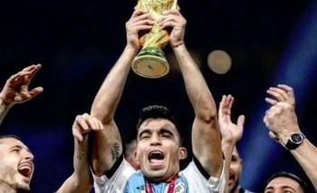 Marcos Acuña con la Copa del Mundo de la FIFA ganada con Argentina en Qatar 2022