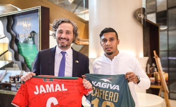 El canciller argentino, Santiago Cafiero, junto al capitán de la selección de fútbol bangladesí, Jamal Bhuyan