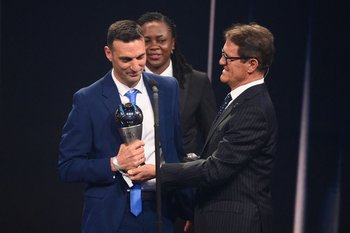 Fabio Capello le dio el premio a Scaloni