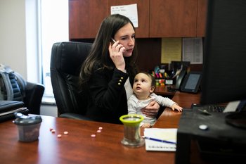 Kristin Jennings, de 33 años, en su trabajo en Mentor, Ohio, durante una inusual visita a la oficina con su hija de 11 meses, Jade