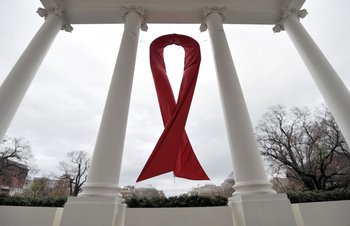 Lazo rojo en apoyo a la lucha contra el VIH/Sida. (Archivo)