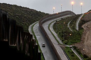 El muro en la frontera entre Estados Unidos y México
