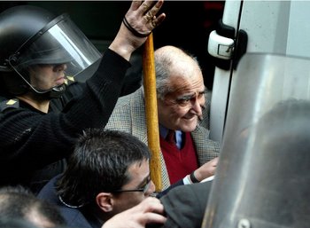 José Gavazzo a la salida de un juzgado en Montevideo