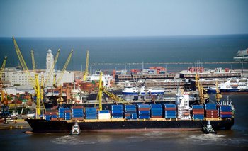 Buque de carga en el puerto de Montevideo.