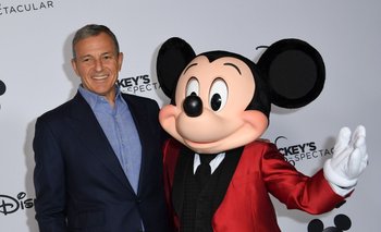 El presidente de Disney, Bob Iger, junto a Mickey Mouse