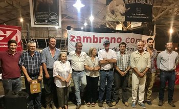 Cabañeros e integrante de Zambrano & Cía al finalizar las ventas en la Asociación Agropecuaria de Salto.