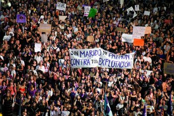 Este año, a causa de la pandemia, las organizaciones feministas no convocaron a la clásica marcha multitudinaria por la avenida 18 de Julio, pero proponen distintas actividades