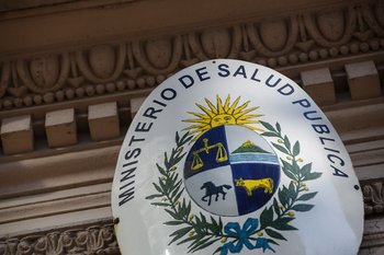 Escudo en la fachada de la sede del MSP en barrio Cordón (Montevideo)