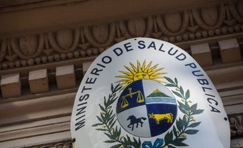 Escudo en la fachada de la sede del MSP en barrio Cordón (Montevideo)