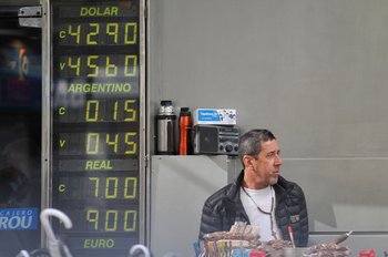 Los argentinos buscan la forma de obtener el mejor tipo de cambio en Uruguay. 