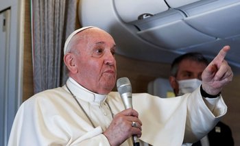 El papa Francisco habla a los periodistas en el vuelo de regreso a Roma